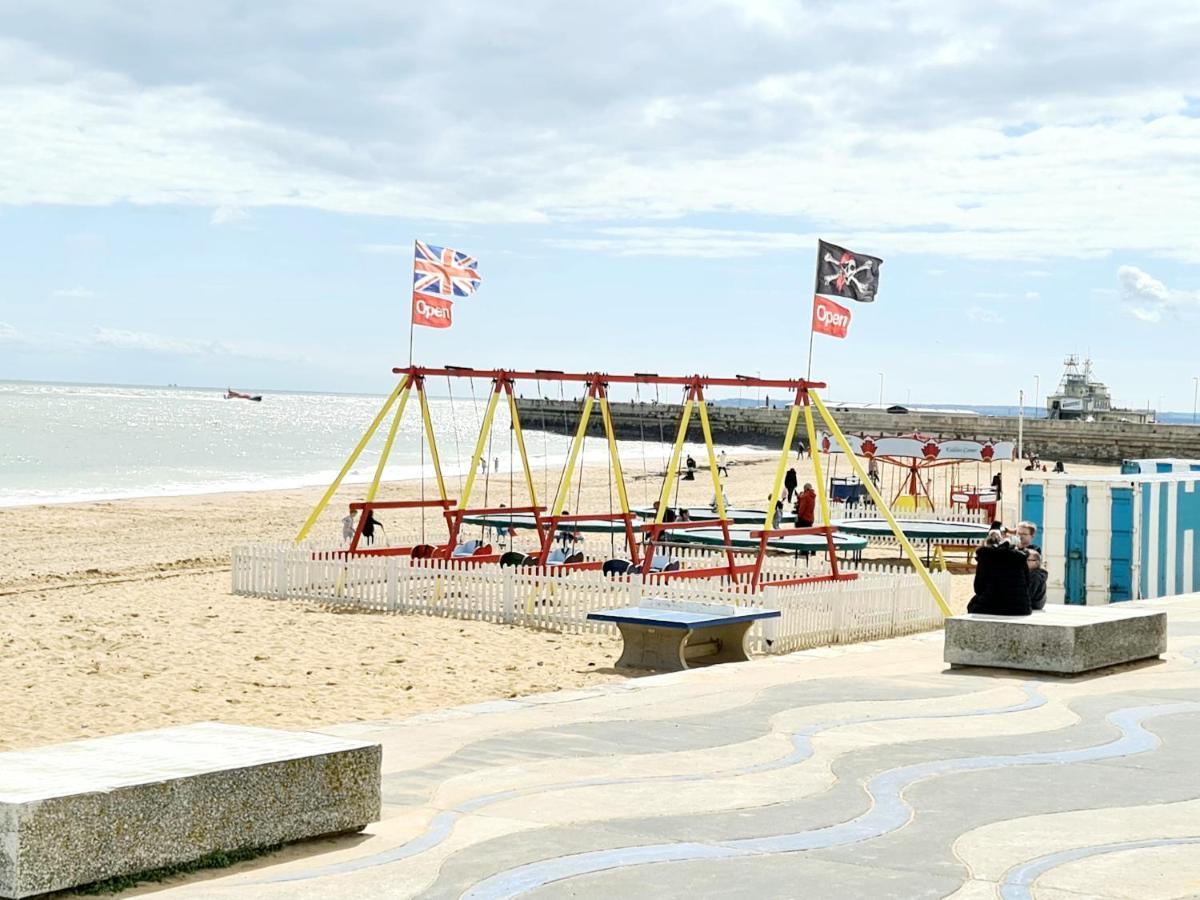 Vitamin Sea - Beachfront Apartment - Sleeps 4 Ramsgate Exterior photo